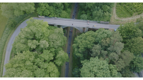 Brücke Edersee-Bahnradweg Teilnehmende passieren eine Brücke