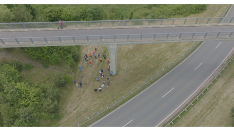 Brücke Edersee-Bahnradweg Teilnehmende stehen unter Brücke