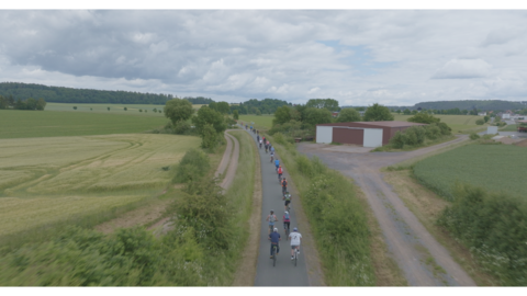 Auf dem Bahnradweg Teilnehmende fahren auf dem Bahnradweg