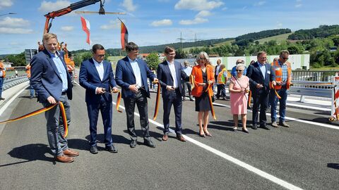 Die neue Brücke wird für den Verkehr freigegeben