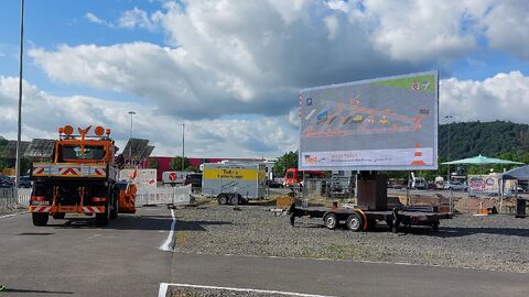 Eröffnung Hessische Schneepflugmeisterschaft Marburg 1 Videowall auf einem Anhänger bei der Hessichen Schneepflugmeisterschaft