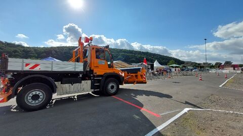 Eröffnung Hessische Schneepflugmeisterschaft Marburg 1 Schneepflug bei strahlendem Sonnenschein auf dem Parcours