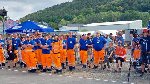 Eröffnung Hessische Schneepflugmeisterschaft Marburg 11 Die Fahrer - alle mit orangenen Hosen und blauen T-Shirts - verfolgen gesopannt die Auslosung