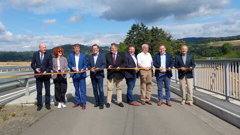 Verkehrsfreigabe B49 bei Leun Verkehrsfreigabe B49 bei Leun - das Band wird symbolisch durchschnitten