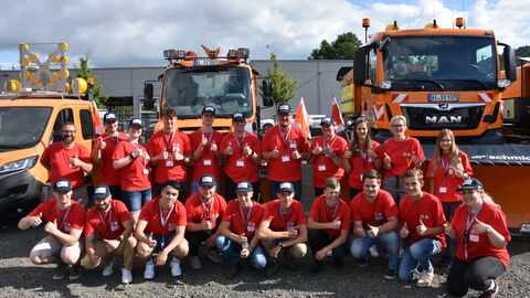 Eröffnung Hessische Schneepflugmeisterschaft Marburg 15 Gruppenfoto der Auszubildeden von Hessen Mobil, die an einem eigenn Ausbildungsstand informierten