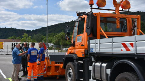 3. Hessische Schneepflugmeisterschaft Finale 5 Die Fahrerteams im Austauch vor dem Wettkampffahrzeug