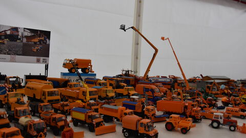 3. Hessische Schneepflugmeisterschaft Finale 6 Ausstellung mit Modellautos von verschiedenen Meistereifahrzeugen im Festzelt