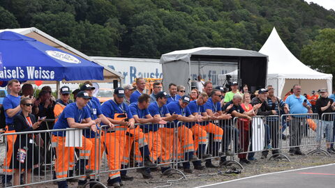 3. Hessische Schneepflugmeisterschaft Finale 11 Die Fahrerteams warten gespannt auf das Ergebnis der Qualifikation