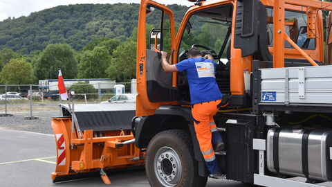 3. Hessische Schneepflugmeisterschaft Finale 15 Ein Fahrer steigt in das Wettkampffahrzeug ein