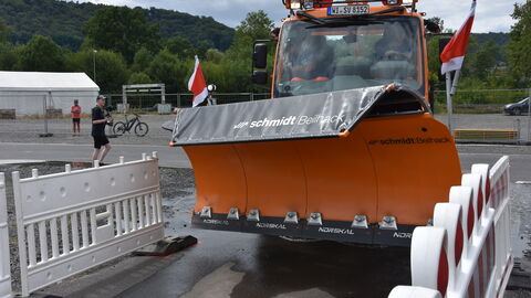 3. Hessische Schneepflugmeisterschaft Finale 18 Ein Schneepflug in der Engstelle, die eine Rettungsgasse simulieren soll