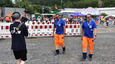 3. Hessische Schneepflugmeisterschaft Finale 19 Die Fahreteams werden auf dem Weg zum Fahrzeug von einem Kamerateam gefilmt
