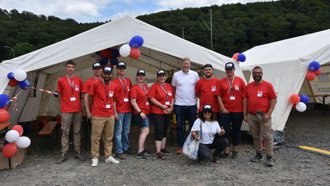 3. Hessische Schneepflugmeisterschaft Finale 21 Hessen Mobil Präsident Heko Durth am Ausbildungsstand > Gruppenfoto