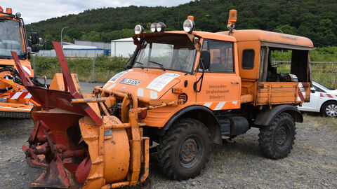 3. Hessische Schneepflugmeisterschaft Finale 23 Ein Unimog-Oldtimer in der Fahrzeugausstellung