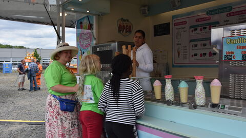 3. Hessische Schneepflugmeisterschaft Finale 26 Zwei Kinder kaufen Eis am Eisstand auf dem Festivalgelände
