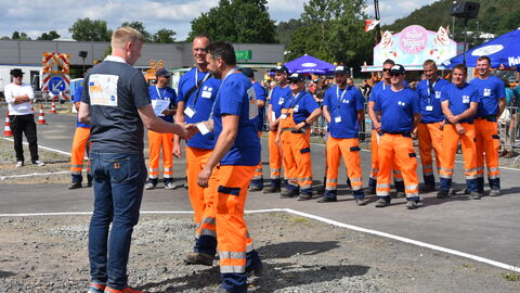 3. Hessische Schneepflugmeisterschaft Finale 32 Heiko Durt überreicht einem Fahrerteam eine Urkunde