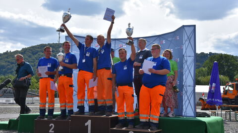 3. Hessische Schneepflugmeisterschaft Finale 33 Insgesamt drei Teams stehen auf dem Siegertreppchen und stemmen freudig ihre Pokale in die Höhe