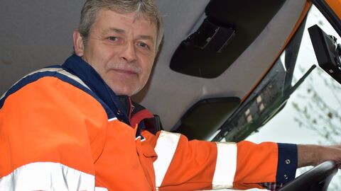 Martin Schwalm am Steuer eines Meistereifahrzeugs Martin Schwalm am Steuer eines Meistereifahrzeugs