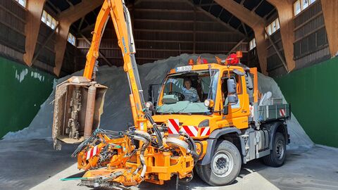 Martin Schwalm mit Unimog in der Salzhalle der Meisterei Baunatal Martin Schwalm mit Unimog in der Salzhalle der Meisterei Baunatal
