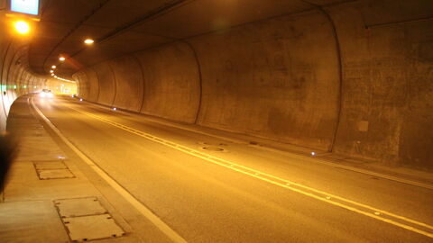 Ein Auto fährt im Dunkeln durch den Lohbergtunnel im Landkreis Darmstadt-Dieburg