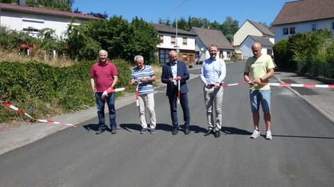 Die K87 bei Stockhausen ist erneuert. Dr. Jens Mischak (Zweiter von rechts), Erster Kreisbeigeordneter, gab gemeinsam mit Bürgermeister Bernhard Ziegler (Mitte) und 1. Stadtrat Peter Schwan, Günter Herles von HessenMobil sowie Bauleiter Jörg Dorozynski von der Firma Eurovia/Hannoversch Münden die Straße symbolisch für den Verkehr frei