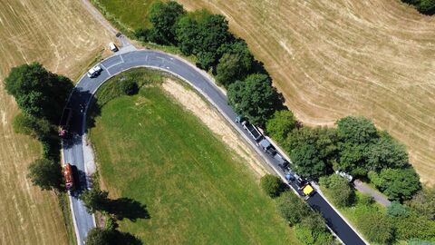 Eine sanierte Straße aus der Vogelperspektive