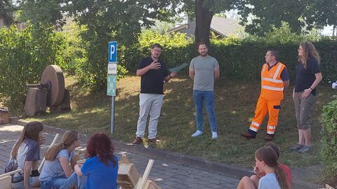 Michael Friemel, Fachdezernent für den Fachbereich Betrieb bei Hessen Mobil Südhessen; Andreas Weinmann, Lehrer und Projektleiter der Oberzent-Schule; Gunter Johe, Straßenmeisterei Beerfelden und Inititator; Martina Limprecht, Vorsitzende NABU KV Odenwaldkreis; im Vordergrund Schüler der Projektklassen.