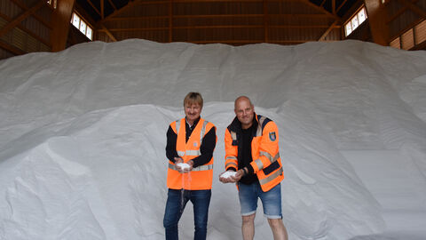 Zwei Männer in orangenen Westen in einer Salzhalle