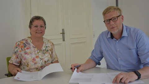 Eva Maria Crusius, Dezernatsleiterin Personal, Arbeitsschutz und innere Dienste, und Hessen Mobil-Präsident Heiko Durth unzerzeichnen die Kooperationsvereinbarung in Wiesbaden. Eva Maria Crusius, Dezernatsleiterin Personal, Arbeitsschutz und innere Dienste, und Hessen Mobil-Präsident Heiko Durth unzerzeichnen die Kooperationsvereinbarung in Wiesbaden.