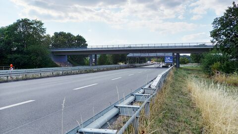 Bruecke L 3403 wird ueber die B 249 gefuehrt