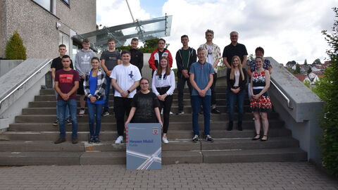 Gruppenfoto Ausbildungsjahrgang 2022 Osthessen  Der Ausbildungsjahrgang 2022 von Hessen Mobil Osthessen - Gruppenfoto
