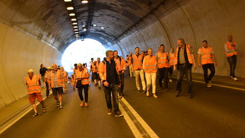 30 Jahre Schürzebergtunnel 6 Der Schürzebergtunnel im Werra-Meißner-Kreis feiert in diesem Jahr 30. Geburtstag. Zu diesem Anlass hatte hessen Mobil zu einem Pressetermin "Tag des offenen Tunnels" eingeladen und bot auch Führungen an.