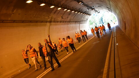 30 Jahre Schürzebergtunnel 8 Der Schürzebergtunnel im Werra-Meißner-Kreis feiert in diesem Jahr 30. Geburtstag. Zu diesem Anlass hatte hessen Mobil zu einem Pressetermin "Tag des offenen Tunnels" eingeladen und bot auch Führungen an.