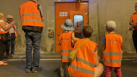 30 Jahre Schürzebergtunnel 9 Der Schürzebergtunnel im Werra-Meißner-Kreis feiert in diesem Jahr 30. Geburtstag. Zu diesem Anlass hatte hessen Mobil zu einem Pressetermin "Tag des offenen Tunnels" eingeladen und bot auch Führungen an.