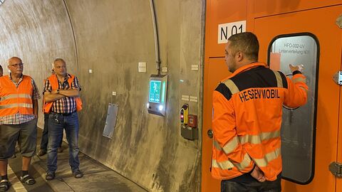 30 Jahre Schürzebergtunnel 10 Der Schürzebergtunnel im Werra-Meißner-Kreis feiert in diesem Jahr 30. Geburtstag. Zu diesem Anlass hatte hessen Mobil zu einem Pressetermin "Tag des offenen Tunnels" eingeladen und bot auch Führungen an.