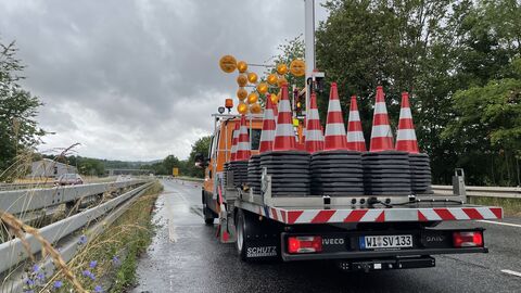 Jürgen Thomas vom Team Straßenmeisterei Meißner führt die Funktionsweise des computergesteuerten Leitkegelsetzers vor. 