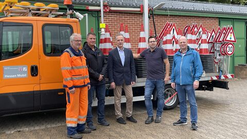 Bei der Vorstellung des Leitkegelsetzers mit dabei (v.l.n.r.): Jürgen Thomas vom Team der SM Meißner, Robert Stahl, Fuhrparkmanagement, Dezernatsleiter Dietmar Viehl, Sascha Salzmann, Leiter der SM Meißner sowie Wolfgang Bierwirth, Fuhrparkmanagement.