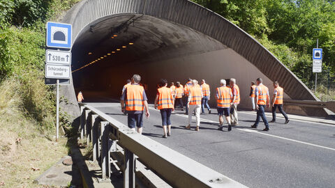 30 Jahre Schürzebergtunnel 22 Der Schürzebergtunnel im Werra-Meißner-Kreis feiert in diesem Jahr 30. Geburtstag. Zu diesem Anlass hatte hessen Mobil zu einem Pressetermin "Tag des offenen Tunnels" eingeladen und bot auch Führungen an.