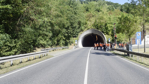 30 Jahre Schürzebergtunnel 21 Der Schürzebergtunnel im Werra-Meißner-Kreis feiert in diesem Jahr 30. Geburtstag. Zu diesem Anlass hatte hessen Mobil zu einem Pressetermin "Tag des offenen Tunnels" eingeladen und bot auch Führungen an.