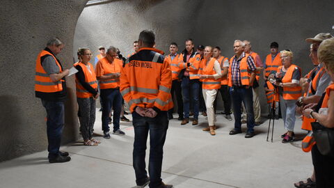 30 Jahre Schürzebergtunnel 14 Der Schürzebergtunnel im Werra-Meißner-Kreis feiert in diesem Jahr 30. Geburtstag. Zu diesem Anlass hatte hessen Mobil zu einem Pressetermin "Tag des offenen Tunnels" eingeladen und bot auch Führungen an.