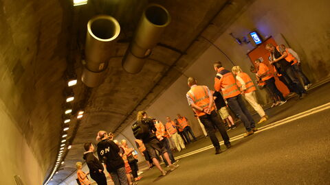 30 Jahre Schürzebergtunnel 15 Der Schürzebergtunnel im Werra-Meißner-Kreis feiert in diesem Jahr 30. Geburtstag. Zu diesem Anlass hatte hessen Mobil zu einem Pressetermin "Tag des offenen Tunnels" eingeladen und bot auch Führungen an.