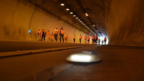 30 Jahre Schürzebergtunnel 16 Der Schürzebergtunnel im Werra-Meißner-Kreis feiert in diesem Jahr 30. Geburtstag. Zu diesem Anlass hatte hessen Mobil zu einem Pressetermin "Tag des offenen Tunnels" eingeladen und bot auch Führungen an.