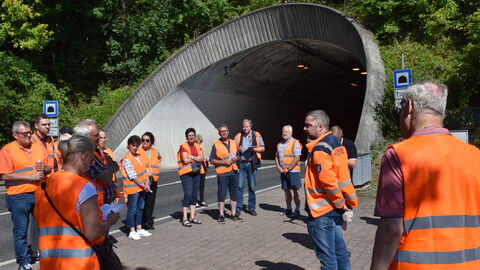 30 Jahre Schürzebergtunnel 18 Der Schürzebergtunnel im Werra-Meißner-Kreis feiert in diesem Jahr 30. Geburtstag. Zu diesem Anlass hatte hessen Mobil zu einem Pressetermin "Tag des offenen Tunnels" eingeladen und bot auch Führungen an.