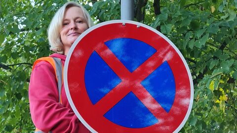 Wendy Emrich beim Tausch eines Verkehrsschildes