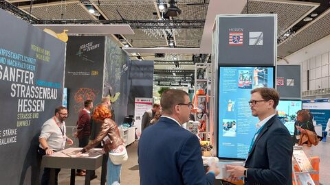Hessen Mobil auf dem DSVK 2022 in Dortmund 1 Unter dem Motto "Straße hat Zukunft" präsentiert sich Hessen Mobil zusammen mit den Straßenbauverwaltungen der anderen Bundesländer an einem Stand mit Innovationen sowie aktuellsten Entwicklungen im Straßen- und Verkehrswesen