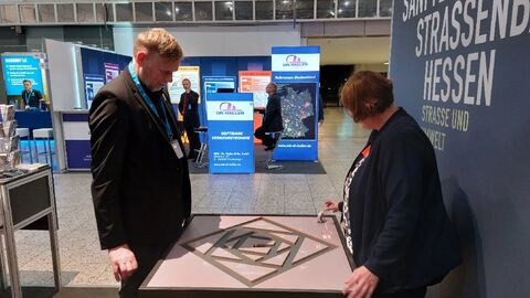 Hessen Mobil-Präsident Heiko Durth probiert die Mitmach-Aktionen am Stand