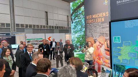 Bundesverkehrsminister Dr. Volker Wissing besucht den Messestand der Bundesländer