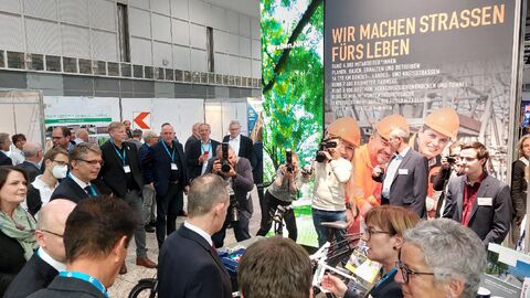 Bundesverkehrsminister Dr. Volker Wissing besucht den Messestand der Bundesländer