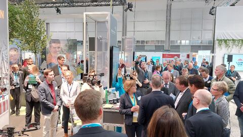 Bundesverkehrsminister Dr. Volker Wissing besucht den Messestand der Bundesländer