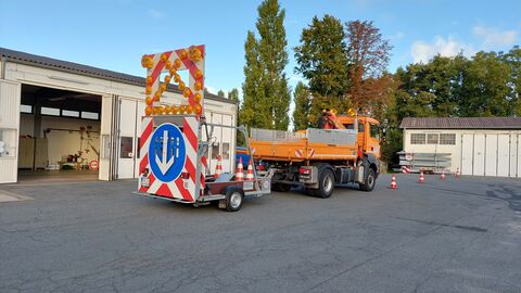 Tag der offenen Tür - SM Groß-Gerau 1 Orangener Hessen Mobil-LKW mit Verkehrszeichen-Anhänger