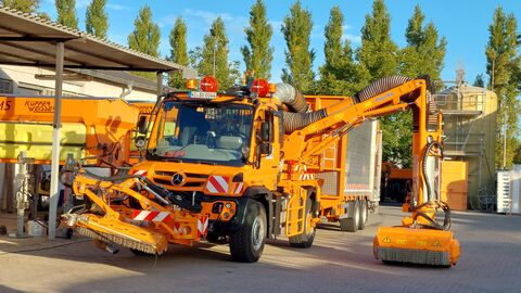 Tag der offenen Tür - SM Groß-Gerau 2 Orangener Hessen Mobil-Unimog mit Mähwerk vorne udn seitlich